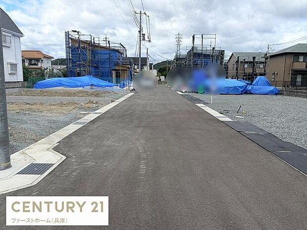 道路幅も十分にあり日当たりもしっかり確保されています。交通の妨げになりにくい静かな環境です。建物周辺も整然としています。