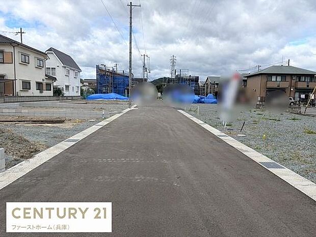 前面道路は舗装されており周囲には住宅が立ち並ぶ穏やかな環境です。落ち着いた住宅地に位置し生活の拠点として活用しやすい現地です。