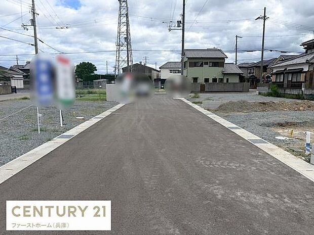 道路幅も十分にあり日当たりもしっかり確保されています。交通の妨げになりにくい静かな環境です。建物周辺も整然としています。