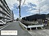 その他：現地からの眺望は開放的な道路沿いに建物が立ち並んでおり遠くには山の景色も望めます。穏やかな空と道路の広がりが特徴的です。周辺の建物や道路の整備が行き届いている印象です。