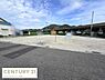 外観：現地土地写真は広々とした空間が印象的です。前面道路との接道状況も良好で周囲の開放感が特徴です。周辺は自然が近く落ち着いた雰囲気を感じられます。敷地内は整地されており様々な用途に対応しやすい環境です。