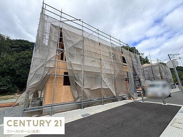 建築中の様子が確認できる物件です。