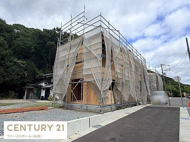 建築中の様子が確認できる物件です。