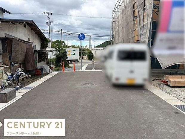 前面道路は舗装されており周囲には住宅が立ち並ぶ穏やかな環境です。落ち着いた住宅地に位置し生活の拠点として活用しやすい現地です。