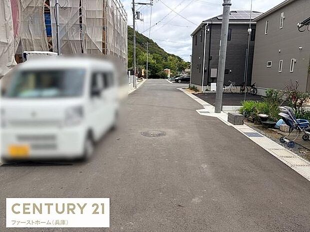 道路幅も十分にあり日当たりもしっかり確保されています。交通の妨げになりにくい静かな環境です。建物周辺も整然としています。