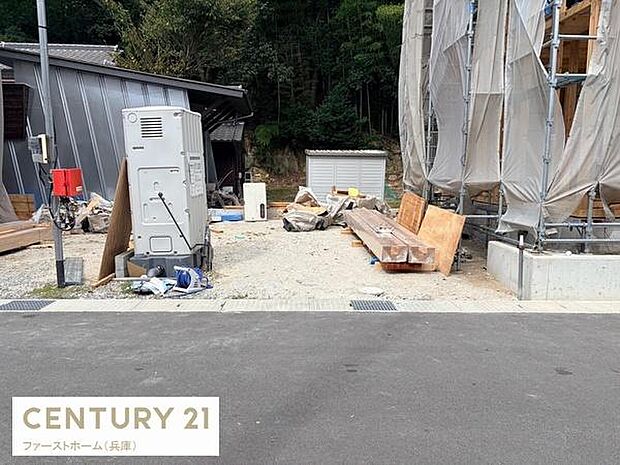 建築中の様子が確認できる物件です。