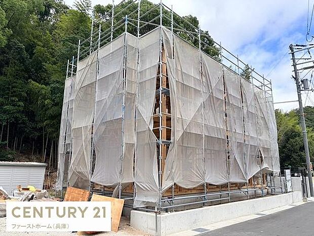 建築中の様子が確認できる物件です。