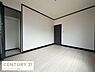子供部屋：シンプルな内装でお手入れがしやすい子供部屋です。クローゼットも備わっており収納面にも配慮されています。明るい色合いの床が空間を広く感じさせます。すっきりとしたデザインが魅力的です。