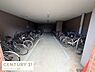 その他：屋内に設置された自転車置き場で天候に左右されずに利用できます。スペースがしっかり確保されているので複数台の自転車も置けます。入り口から奥までの通路が広く出し入れがしやすい点も特徴です。