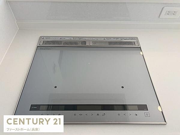 スタイリッシュなデザインが印象的なキッチンの加熱機器です。シンプルな操作パネルで扱いやすさが感じられます。フラットなガラストップは清掃性にも配慮されています。