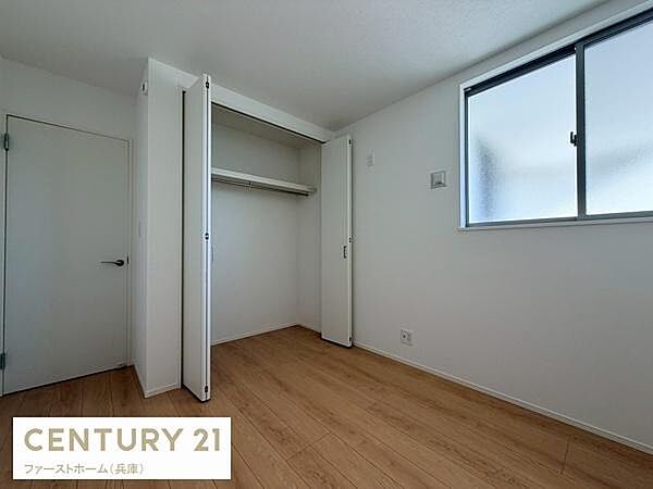 明るい窓から自然光がたっぷり入る子供部屋です。シンプルな内装で使いやすいクローゼット付き。すっきりとした空間で片付けやすさが魅力です。フローリング仕様のためお掃除も簡単に行えます。