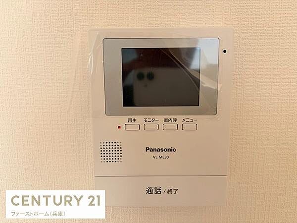 モニター付きインターホンが設置されていますので訪問者の確認が簡単にできます。配線がすっきりしていて壁面もきれいに保たれています。見やすい画面とシンプルな操作ボタンで使いやすい仕様です。