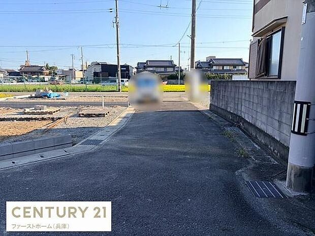 落ち着いた雰囲気の住宅街に位置し周囲には生活利便施設も点在しています。前面道路は車通りが少なく見通しの良い道路です。周辺は静かで安心感があります。