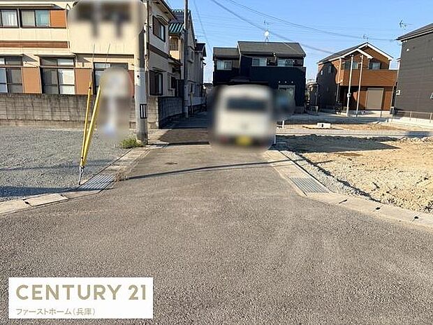 落ち着いた雰囲気の住宅街に位置し周囲には生活利便施設も点在しています。前面道路は車通りが少なく見通しの良い道路です。周辺は静かで安心感があります。