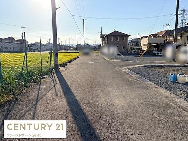 周辺は落ち着いた住宅街で現地からの眺望が確認できます。