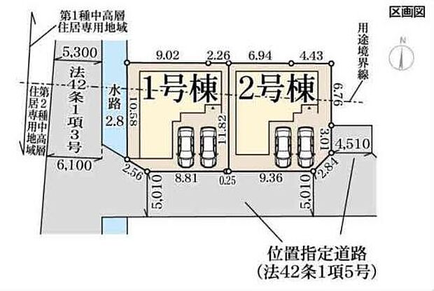 1号棟と2号棟の2棟構成で各区画ごとに駐車スペースが設けられています。前面道路が広く車の出し入れもスムーズに行えます。用途境界線や水路などの敷地条件も明確に表示されています。