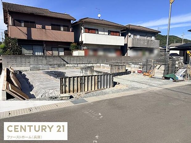 建築中の様子が確認できる物件です。