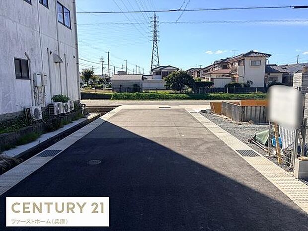 落ち着いた雰囲気の住宅街に位置し周囲には生活利便施設も点在しています。前面道路は車通りが少なく見通しの良い道路です。周辺は静かで安心感があります。