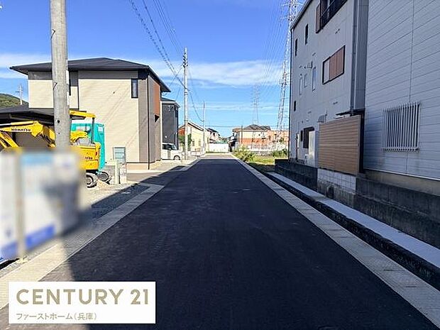 落ち着いた雰囲気の住宅街に位置し周囲には生活利便施設も点在しています。前面道路は車通りが少なく見通しの良い道路です。周辺は静かで安心感があります。