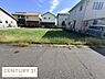 外観：南向きの現地土地写真です。前面道路に面しており日当たりも良好です。周辺は戸建が並び落ち着いた雰囲気が感じられます。建築プランの立案がしやすい形状です。敷地内への車の出入りもスムーズに行えます。