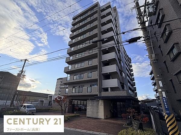 落ち着いた雰囲気の外観が印象的なマンションです。清潔感あるエントランスも魅力的です。周囲にはゆとりあるスペースが確保されています。バルコニー付きのお部屋もご用意しています。