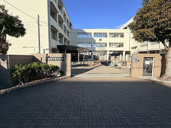 姫路市立飾磨中部中学校まで650m