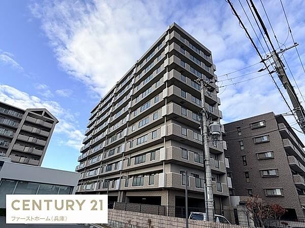 開放感のある外観が魅力的なマンションです。バルコニーが各部屋に設けられており日当たりが期待できます。周囲には同じような建物が並び安心感のある環境です。建物のメンテナンスもしっかりした印象です。