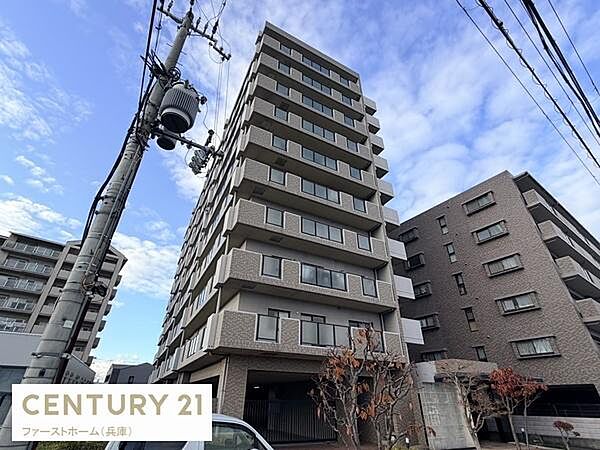 重厚感のある外観が特徴的なマンションです。バルコニー付きで開放感があります。周辺には同様の建物が建ち並び落ち着いた雰囲気です。空を広く感じられるロケーションです。