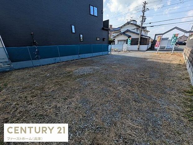 周囲に住宅が並ぶ静かなエリアに位置しています。広々とした敷地で多様な用途に対応可能です。接道幅も十分に確保され車の出入りもスムーズです。周辺環境もすっきりとして開放感があります。