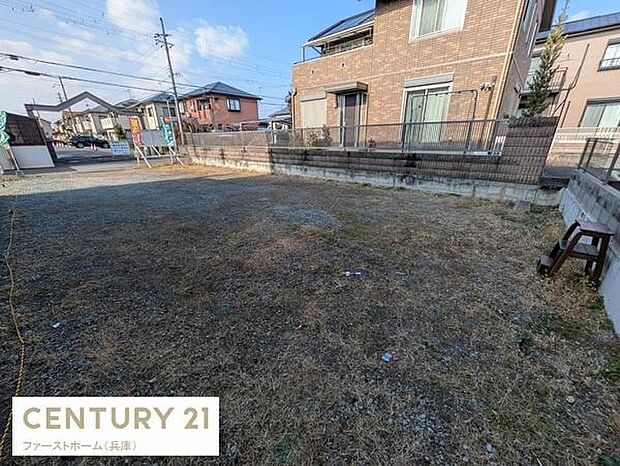 開放感のある広々とした敷地です。道路からの出入りもしやすいロケーションです。周囲には落ち着いた住宅が並んでいます。整地されたスペースで用途も多彩に検討できます。