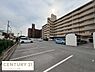 駐車場：敷地内に広々とした駐車スペースがあり車の出し入れがしやすい環境です。駐車場の設備も整っており複数台分のスペースが確保されています。周囲が開けているため見通しも良好で快適にご利用いただけます。