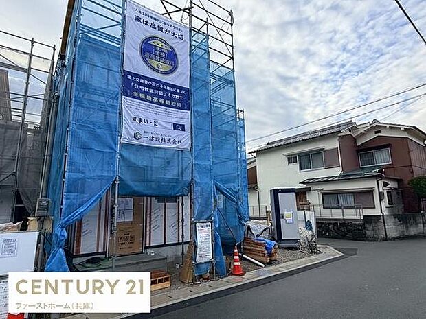 建築中の物件で外観には工事用ネットが設置されています。閑静な住宅街の一角に位置しており近隣は落ち着いた雰囲気です。道路に面した角地でアクセスもしやすい建物です。工事現場は整然と管理されています。