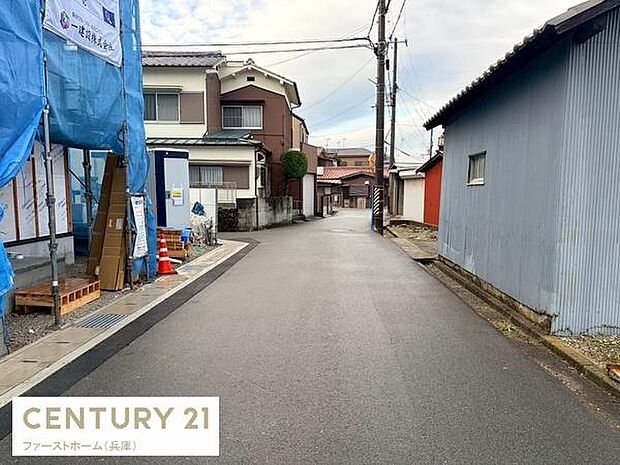 現地前面道路は整備が行き届いており車の出入りがしやすい環境です。落ち着いた周辺の街並みが印象的です。建築中の区画もあり今後の発展が期待できます。通行もしやすい幅のある道路です。