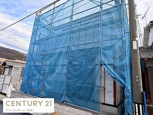 建築中の現場で新しい住まいへの期待感が高まります。周囲は静かな住宅街で落ち着いた環境が魅力です。角地に位置し開放感も感じられます。完成後の住まいが楽しみな物件です。