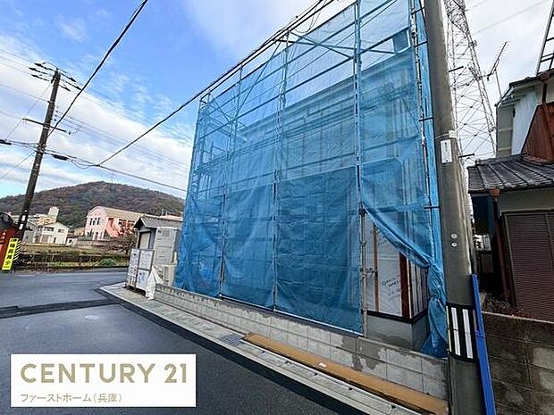 建築中の物件でこれから新しい暮らしを迎える方にとって注目の一棟です。落ち着いた環境で周辺の自然も感じられます。道路に面した立地でアクセスも便利です。足場や養生ネットが丁寧に設置されています。