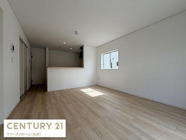 窓から自然光が差し込む明るいリビングです。シンプルな内装で家具の配置もしやすく様々なインテリアに馴染みます。床は木目調で温かみを感じる空間が広がっています。開放的な印象のあるレイアウトです。