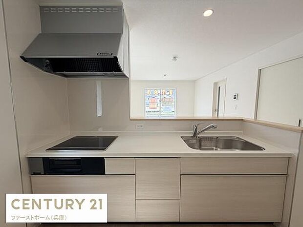 シンプルで落ち着いたデザインのキッチンです。IHコンロとレンジフードが設置され調理がしやすい設計となっています。広めのシンクとカウンターで作業スペースも確保されています。収納スペースも豊富です。