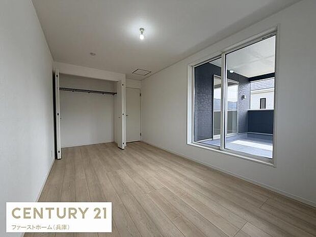 シンプルな内装でさまざまなアレンジが可能な寝室です。大きな窓から光が差し込み明るい雰囲気を感じられます。クローゼット付きで収納も便利です。ベランダへ直接出入りできるのもポイントです。