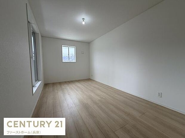 シンプルなデザインが印象的な寝室です。窓からの自然光が室内を明るく演出します。壁や床の色合いが落ち着いた雰囲気を感じさせます。広々とした空間を活かせます。室内照明が標準装備されています。