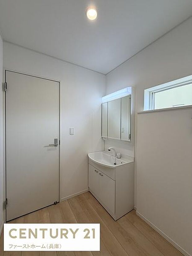 明るい照明と清潔感のある洗面台が魅力の空間です。収納スペースもあり使い勝手の良さがポイントです。シンプルなデザインで様々なインテリアに合わせやすいです。窓からの自然光も取り入れやすくなっています。