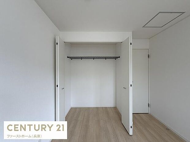 シンプルなデザインで使いやすい収納スペースです。扉が大きく開くので中の確認や整理がしやすくなっています。棚やポールもあり衣類などの管理がスムーズに行えます。室内全体が明るく清潔感があります。