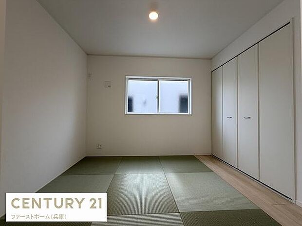 シンプルなデザインが特徴の和室です。やさしい採光があり落ち着いた雰囲気が広がります。クローゼット収納も設けられているのでお部屋をすっきり保てます。壁や天井も清潔感があります。