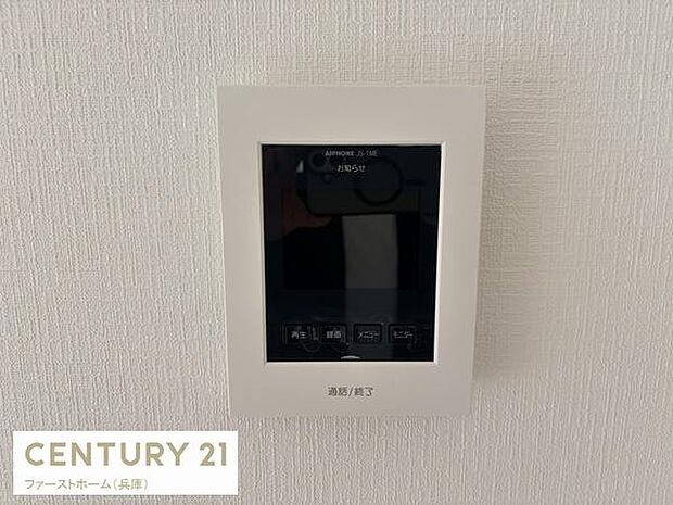 シンプルなデザインのインターホンが設置されています。操作ボタンも視認しやすく使いやすさが感じられます。壁面との一体感があり室内の雰囲気に調和しています。セキュリティ面でも安心感を得られます。