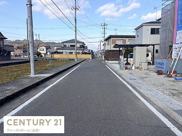 幅員もしっかり確保された前面道路で車の出し入れがしやすい環境です。周辺は住宅が立ち並んでおり落ち着いた街並みが広がっています。現地からの見晴らしも良好で明るさを感じられるロケーションです。