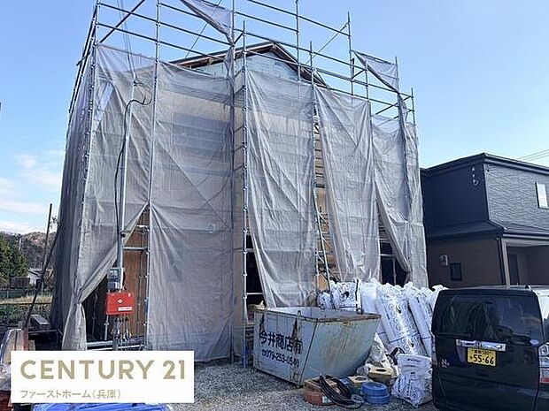 建築中の様子が確認できる現場です。新しい住まいへの期待が膨らみます。現在進行形で形作られていく様子が印象的です。工事の進捗を感じ取れる写真となっています。住まいづくりの過程をご覧いただけます。