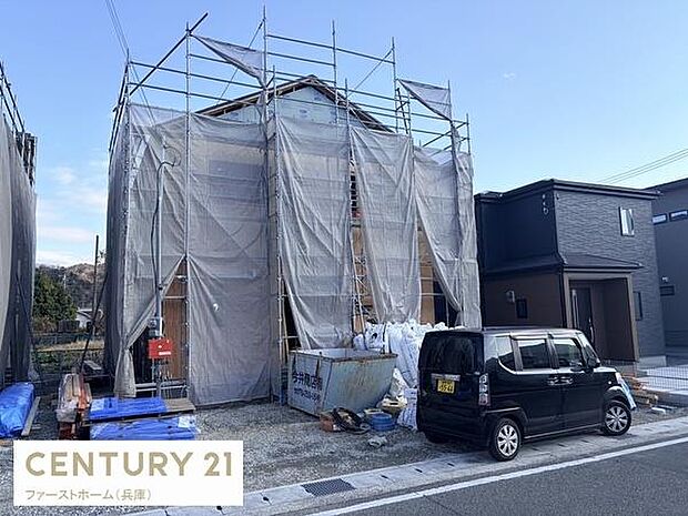 建築中の様子が見られる物件です。周囲には新しい住宅も立ち並び現代的な印象を受けます。前面道路は広めで車の出し入れもスムーズに行えます。仮設足場や養生シートがしっかり設置されています。