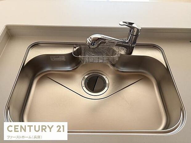 シンプルで使いやすい形状のシンクです。水栓はレバー式で操作がしやすい仕様です。ステンレス素材のためお手入れが簡単です。キッチン周りがすっきりと片付きます。作業スペースがゆったりしています。