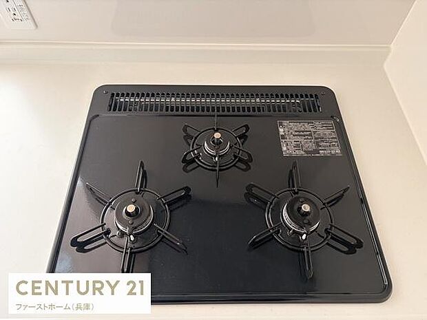 3口タイプのコンロが備え付けられており調理スペースが広く使いやすい仕様です。お手入れしやすいデザインなので毎日の料理も快適にできます。シンプルで落ち着いた色合いがキッチン全体をすっきりと見せます。