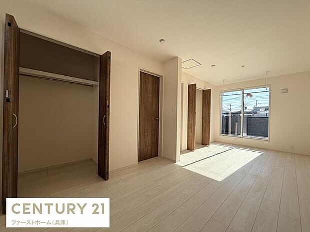 大きな窓から自然光がたっぷり差し込む明るい空間です。収納スペースが豊富で整理整頓に便利です。木目調のドアと扉が温かみを感じさせます。広さを活かしたレイアウトが楽しめます。