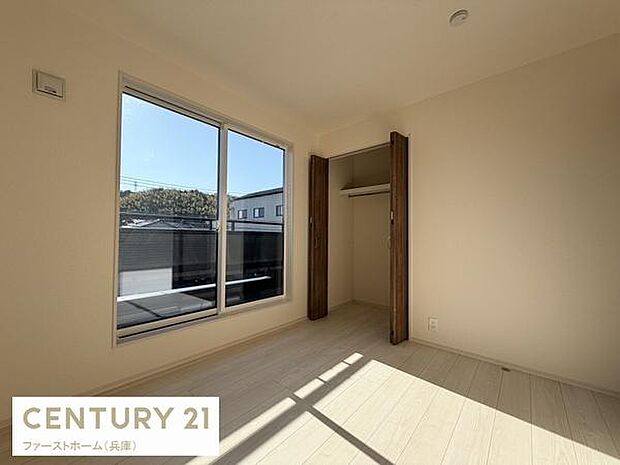 大きな窓から光が差し込む明るい空間です。クローゼットも備わっており収納に便利です。ナチュラルな色合いの床が落ち着いた印象を与えます。シンプルな壁面でインテリアの自由度も高いです。